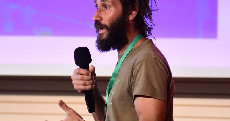 Matteo Mazzola, agroecologo, educatore, consulente e cofondatore di Iside Farm, dell'Alleanza Europea per l'Agricoltura Rigenerativa (EARA) e della rete italiana di microagricoltori agroecologici, è Ambassador della Mission Soil UE