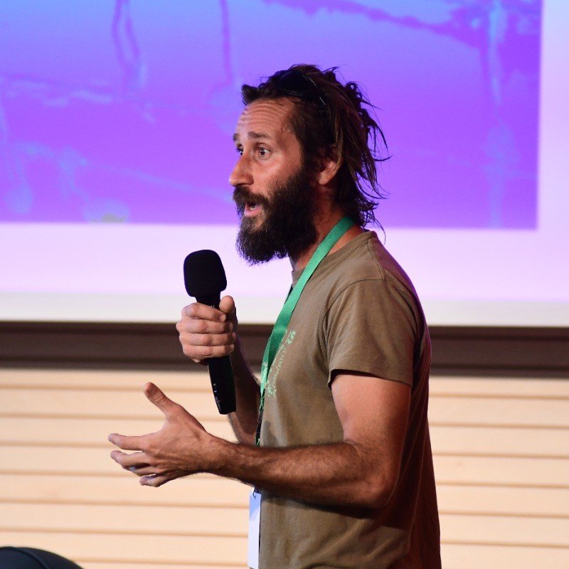 Matteo Mazzola, agroecologo, educatore, consulente e cofondatore di Iside Farm, dell'Alleanza Europea per l'Agricoltura Rigenerativa (EARA) e della rete italiana di microagricoltori agroecologici, è Ambassador della Mission Soil UE