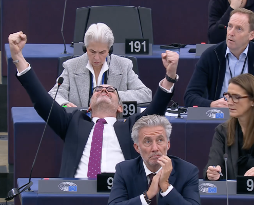 Il vicepresidente del Parlamento europeo, Martin Hojsík, relatore della Soil Monitoring Law esulta all'annuncio del voto favorevole dell'Europarlamento alla nuova direttiva. FONTE: Parlamento europeo