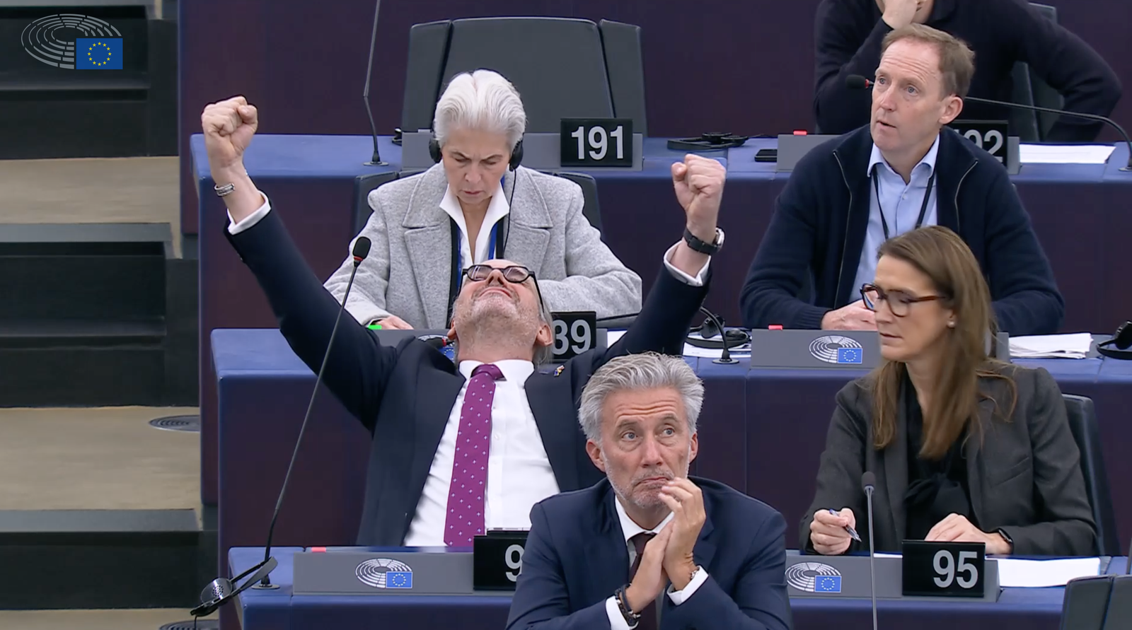 Il vicepresidente del Parlamento europeo, Martin Hojsík, relatore della Soil Monitoring Law esulta all'annuncio del voto favorevole dell'Europarlamento alla nuova direttiva. FONTE: Parlamento europeo