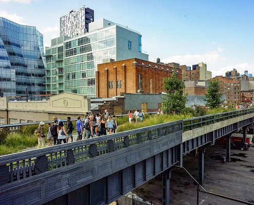 Riconvertita in una lunga passeggiata verde, la “High Line” di New York, ex storica ferrovia urbana sopraelevata è un esempio originale di ripristino del suolo urbano attraverso il de-sealing. Foto: Dansnguyen CC0 1.0 Universal CC0 1.0 Deed