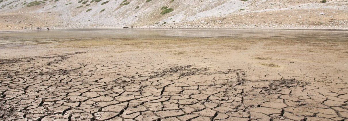 Effetti della siccità del 2017 nel Mediterraneo (Italia, Lago della Duchessa). Tra i fattori che hanno contribuito alla sedicesima posizione nella classifica globale del Climate Risk Index occupata dalla Penisola c’è la forte esposizione dell’Europa meridionale a fenomeni come le ondate di calore e la siccità. Foto: Pamela Trisolino (distributed via imaggeo.egu.eu) Attribution-NonCommercial-NoDerivs 3.0 Unported CC BY-NC-ND 3.0 Deed