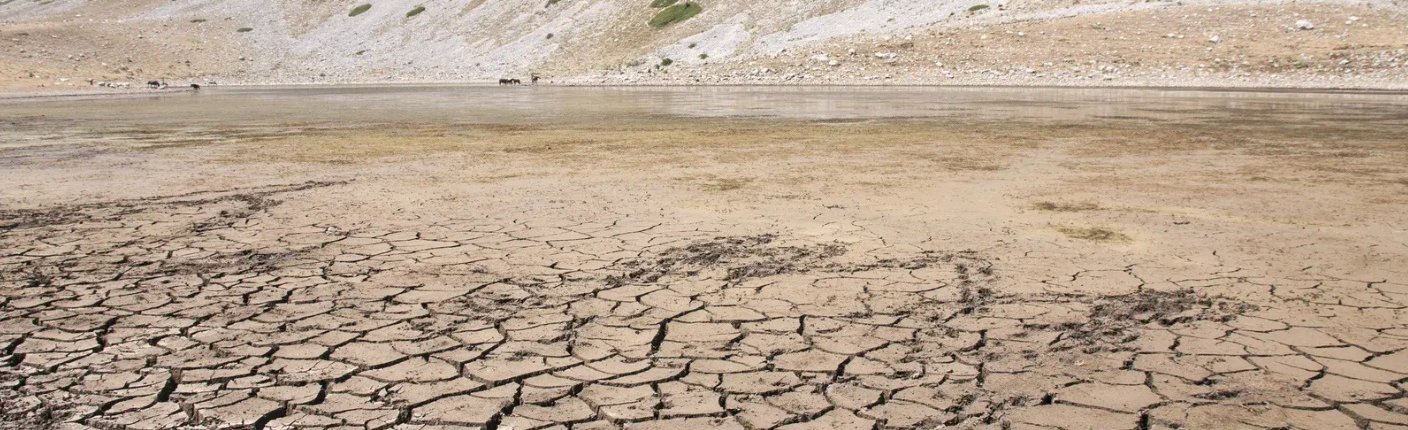 Effetti della siccità del 2017 nel Mediterraneo (Italia, Lago della Duchessa). Tra i fattori che hanno contribuito alla sedicesima posizione nella classifica globale del Climate Risk Index occupata dalla Penisola c’è la forte esposizione dell’Europa meridionale a fenomeni come le ondate di calore e la siccità. Foto: Pamela Trisolino (distributed via imaggeo.egu.eu) Attribution-NonCommercial-NoDerivs 3.0 Unported CC BY-NC-ND 3.0 Deed