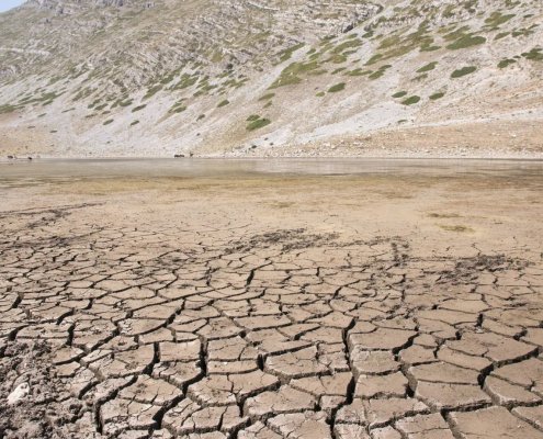 Effetti della siccità del 2017 nel Mediterraneo (Italia, Lago della Duchessa). Tra i fattori che hanno contribuito alla sedicesima posizione nella classifica globale del Climate Risk Index occupata dalla Penisola c’è la forte esposizione dell’Europa meridionale a fenomeni come le ondate di calore e la siccità. Foto: Pamela Trisolino (distributed via imaggeo.egu.eu) Attribution-NonCommercial-NoDerivs 3.0 Unported CC BY-NC-ND 3.0 Deed