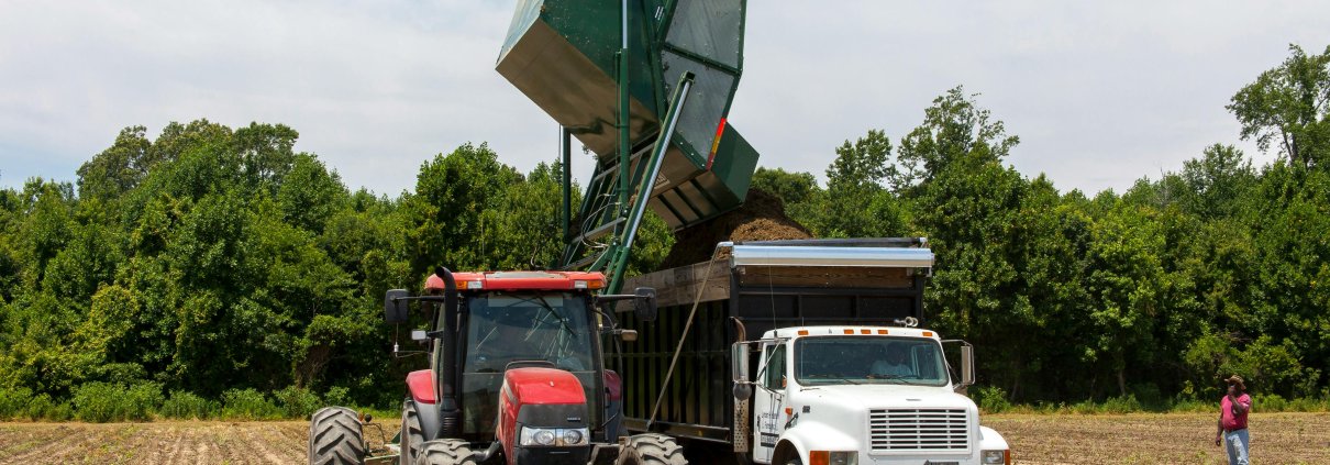 The use of heavy agricultural machinery leads to increasing soil compaction. Photo: Mark Stebnicki pexels
