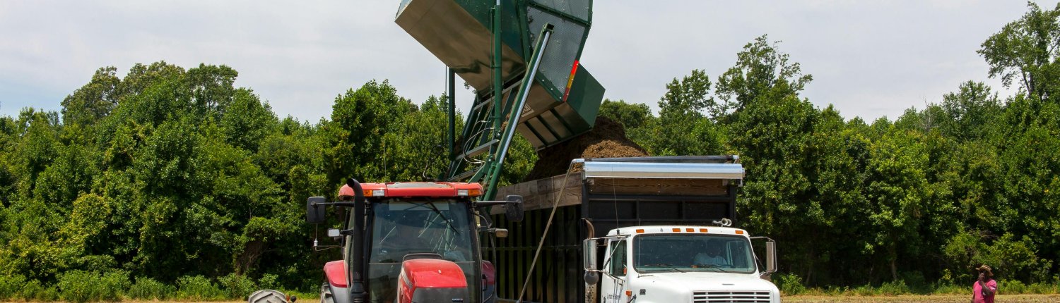 L'impiego di macchinari agricoli pesanti implica una sempre maggiore compattazione del suolo. Foto: Mark Stebnicki pexels