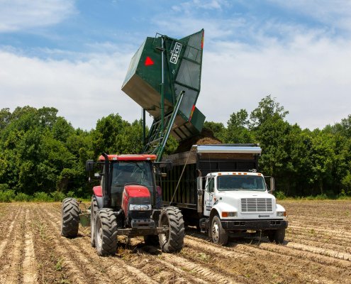 L'impiego di macchinari agricoli pesanti implica una sempre maggiore compattazione del suolo. Foto: Mark Stebnicki pexels