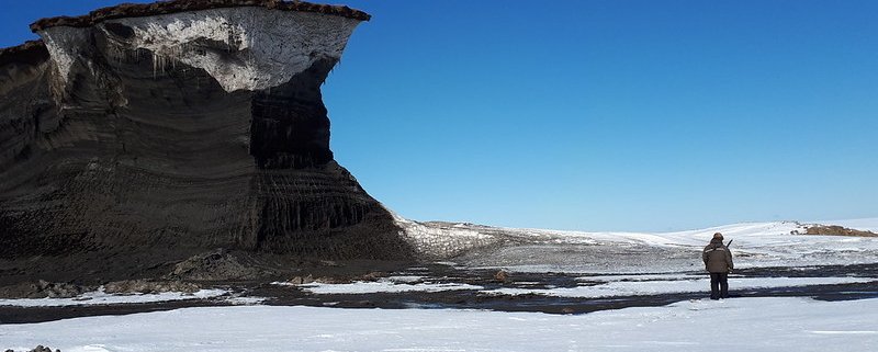 Il cambiamento climatico rende il terreno artico più permeabile, modificando la quantità di acqua che può essere immagazzinata e trasmessa. Nelle zone costiere l'innalzamento del livello del mare farà aumentare ulteriormente il livello delle falde acquifere favorendo in esse l'intrusione di acqua salata. Foto: Vincent Sasseville/Nunataryuk Attribution-NonCommercial-ShareAlike 2.0 Generic CC BY-NC-SA 2.0 Deed https://www.flickr.com/photos/gridarendal/49555909433
