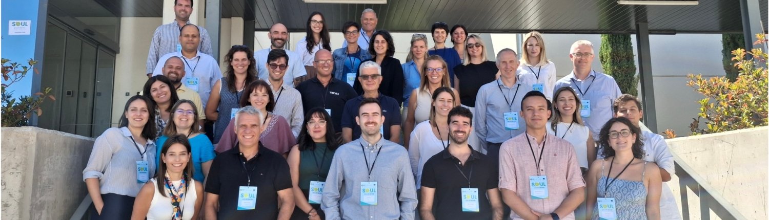 Annunciato nel febbraio di quest’anno, il progetto SOUL sui bioprodotti riunisce 16 partner provenienti da 5 Paesi della UE tra cui la spagnola Fundación AITIIP (coordinatrice dell’iniziativa) e le italiane Novamont, Re Soil Foundation e Alma Mater Studiorum Università di Bologna. Nella foto: gli esperti di SOUL nella riunione di avvio dei lavori. Immagine: SOUL