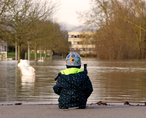 Sottovalutando gli impatti del riscaldamento globale i profili di debito peggiorano sensibilmente rispetto alle traiettorie ufficiali, secondo il report di NEF. FOTO: Image by Markus Distelrath from Pixabay