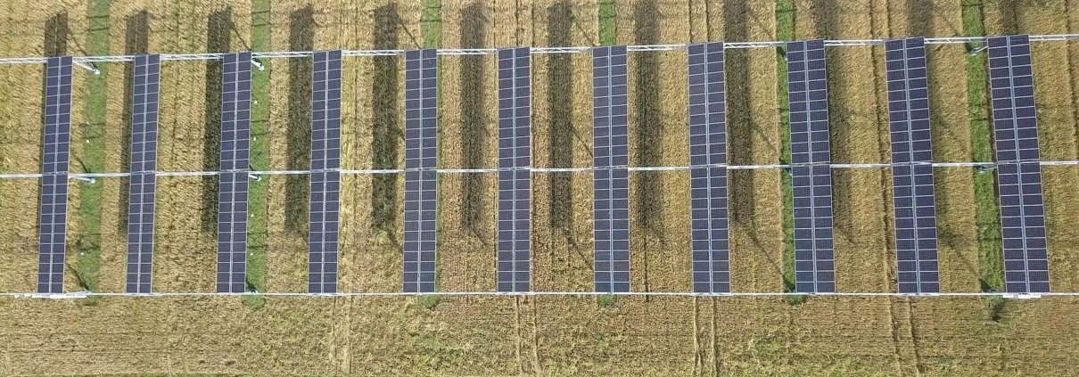 Nella costruzione di sistemi agrivoltaici, percorsi prestabiliti per i mezzi, protezioni temporanee del terreno e lavori in condizioni asciutte possono aiutare a tutelare il suolo. Foto: Tobi Kellner CC BY-SA 4.0