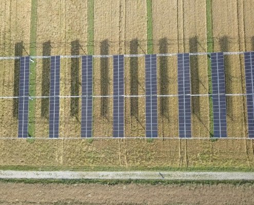 Nella costruzione di sistemi agrivoltaici, percorsi prestabiliti per i mezzi, protezioni temporanee del terreno e lavori in condizioni asciutte possono aiutare a tutelare il suolo. Foto: Tobi Kellner CC BY-SA 4.0
