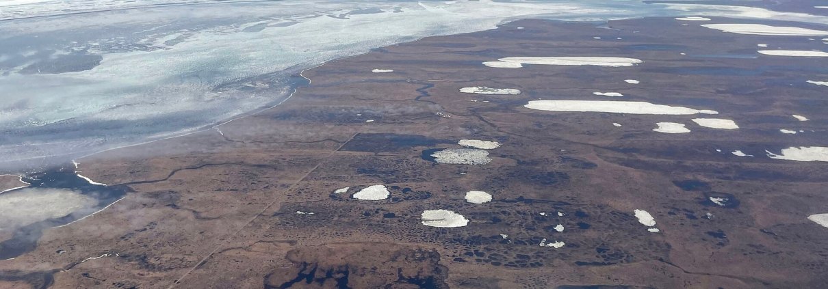 Tundra e laghi da disgelo a sud di Utqiaġvik, nell’Alaska settentrionale. Il suolo si sta riscaldando anche in profondità ed evidenzia gli aumenti più rapidi nella regione artica caratterizzata dal permafrost continuo. Foto: Quintin Soloviev CC BY 4.0