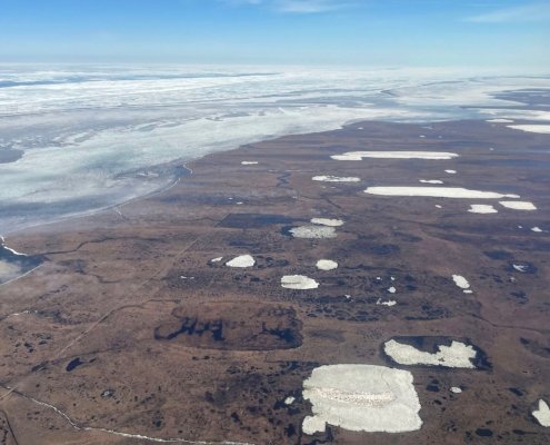 Tundra e laghi da disgelo a sud di Utqiaġvik, nell’Alaska settentrionale. Il suolo si sta riscaldando anche in profondità ed evidenzia gli aumenti più rapidi nella regione artica caratterizzata dal permafrost continuo. Foto: Quintin Soloviev CC BY 4.0